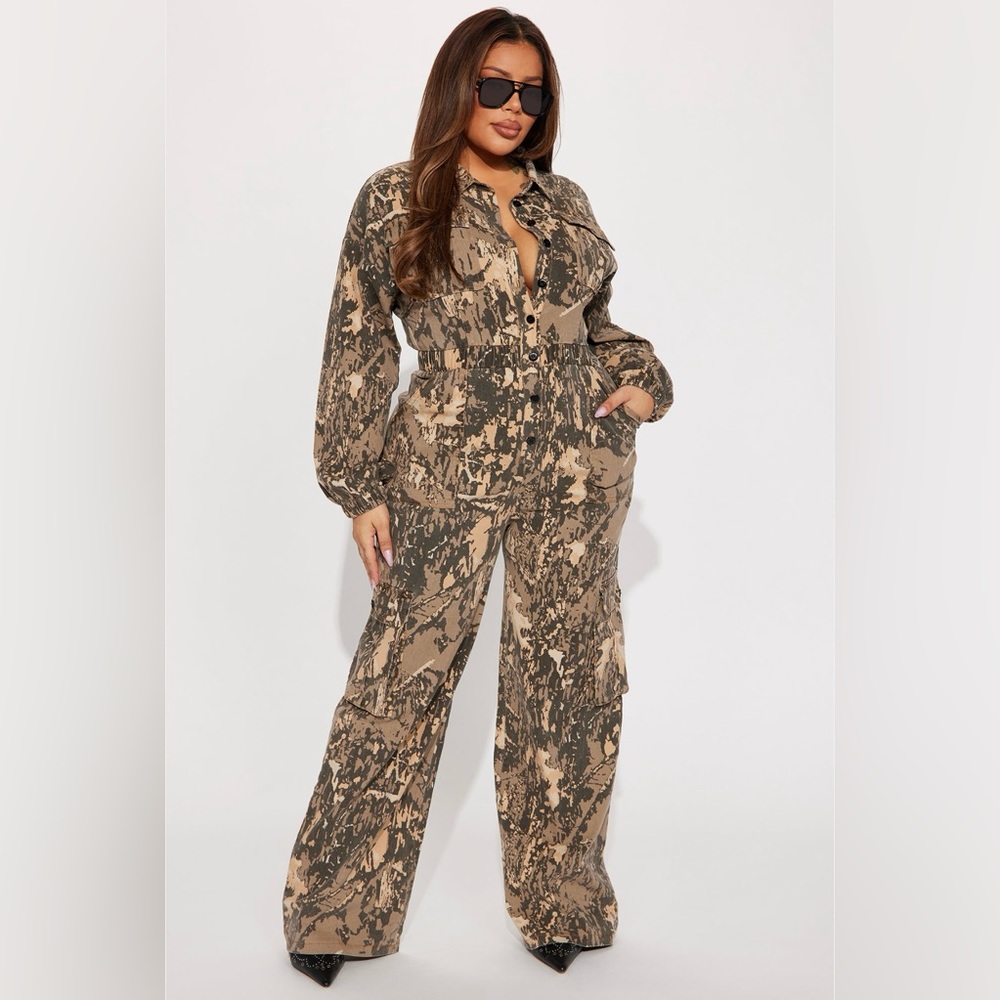 FASHIONNOVA - Lowkey Camouflage Cargo
Jumpsuit - (2XL)